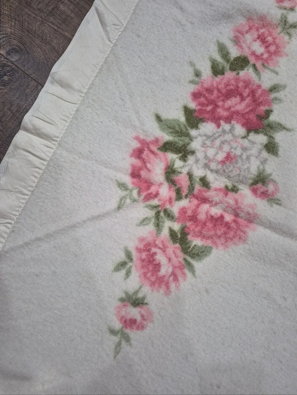Vintage RARE Pink Cabbage Rose Lightweight Wool Blend Twin Blanket W/ Satin Trim